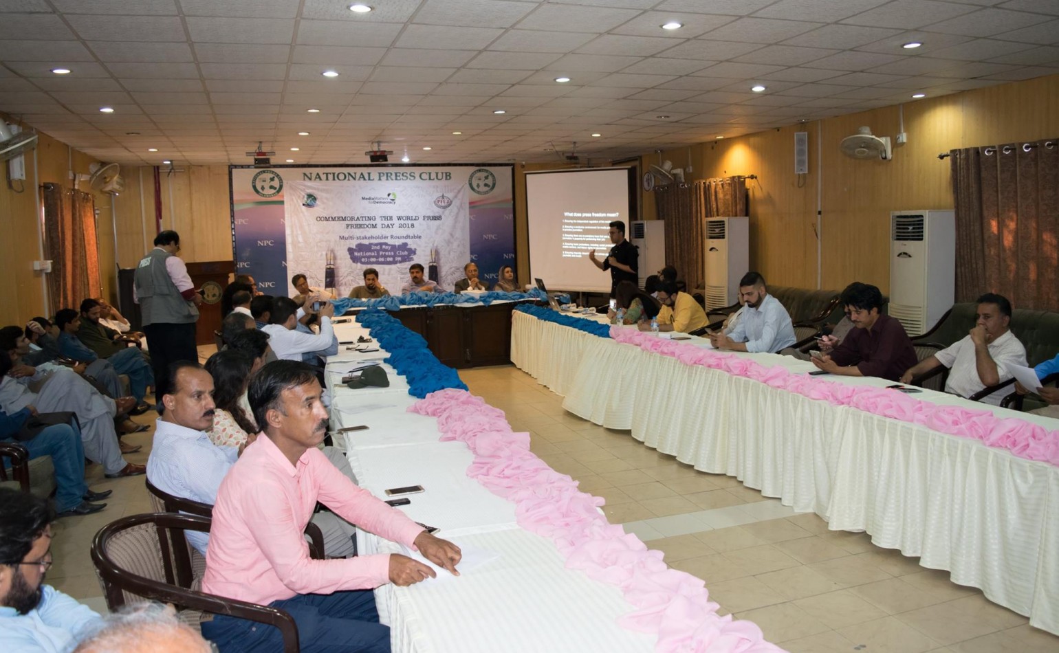 On the eve of World Press Freedom Day 2018, political leaders, journalists adopt ‘Islamabad Declaration’ reaffirming their commitment to free media